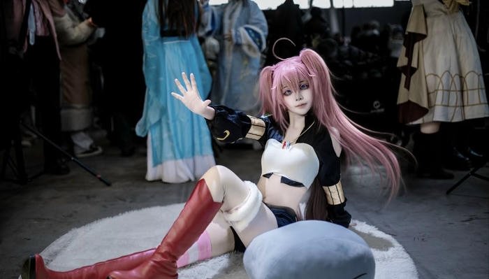 Milim nava cosplay tạo dáng ngồi