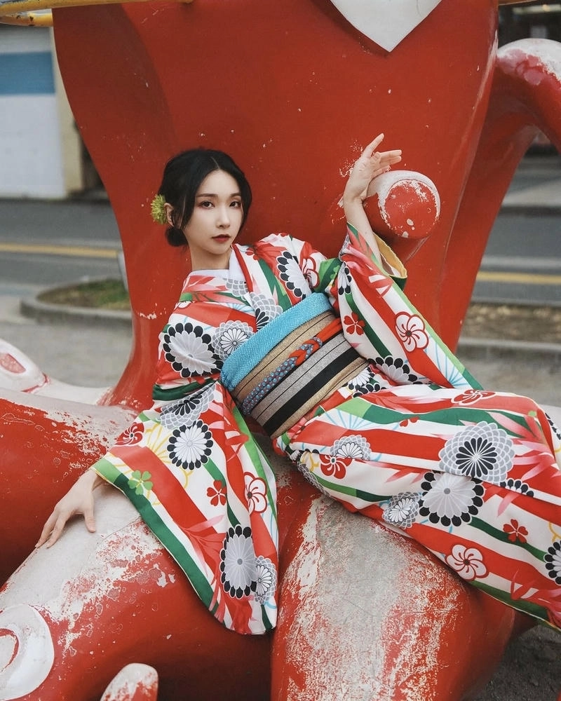 Nền cảnh truyền thống giúp làm nổi bật gái Nhật kimono