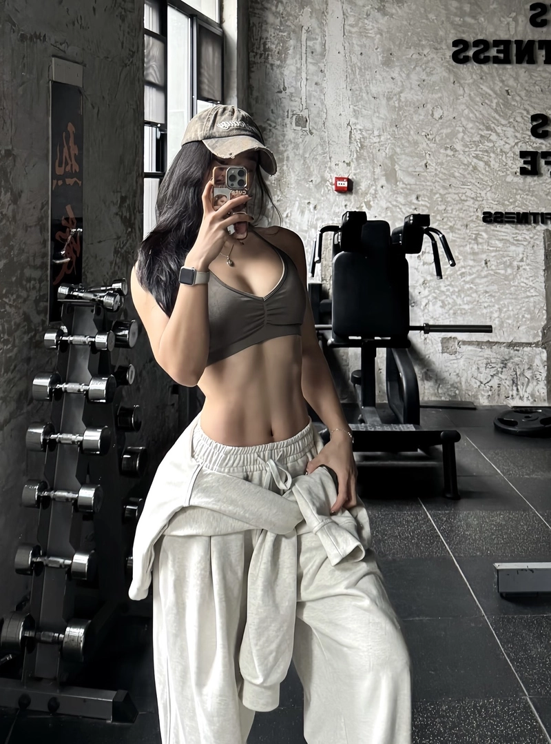 Nét đẹp năng lượng của cô gái trẻ đầy cuốn hút