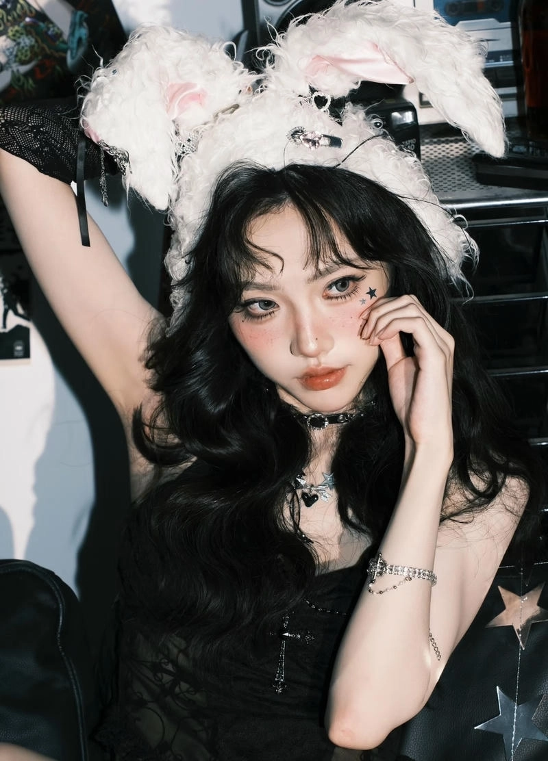 Nét sắc lạnh kết hợp ánh mắt mạnh mẽ bad girl