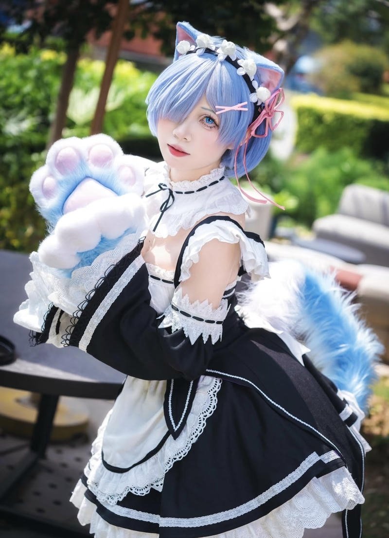 Nhân vật cosplay hầu gái thần thái quyến rũ