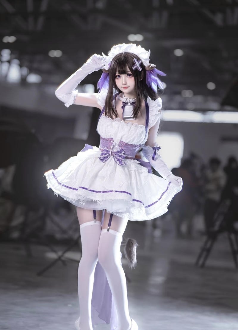 Nhân vật cosplay hầu gái với phong cách lôi cuốn