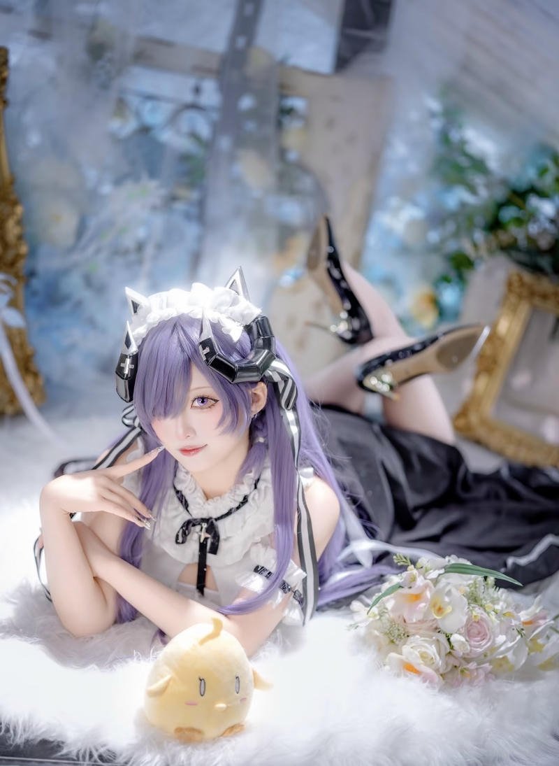 Nhân vật cosplay hầu gái với phong cách quyến rũ