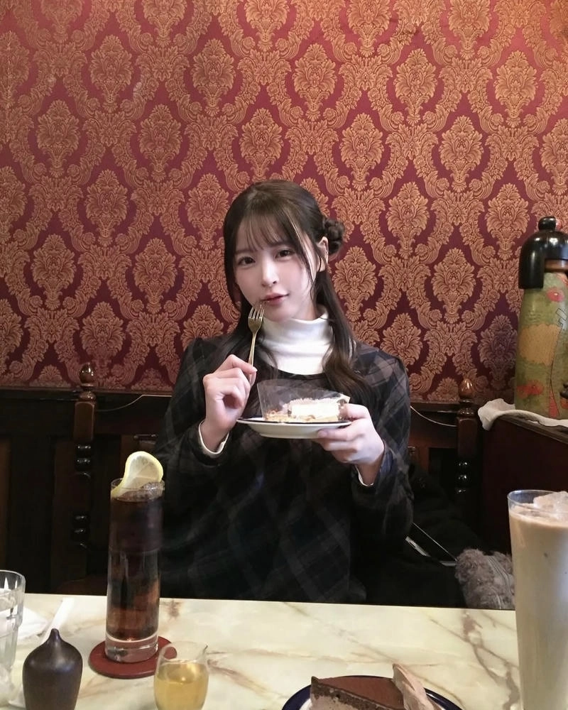 Nụ cười nhẹ tạo điểm nhấn cho hình gái Nhật