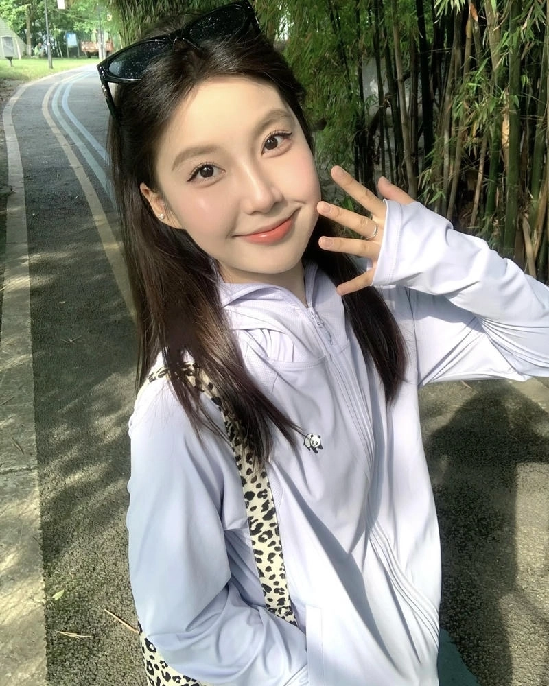 Nụ cười tươi sáng khiến hình gái xinh thêm cuốn hút