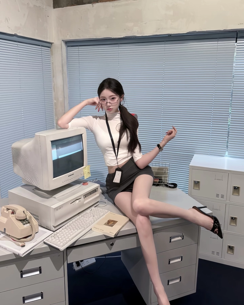 Nữ nhân viên văn phòng phong cách trẻ trung năng động
