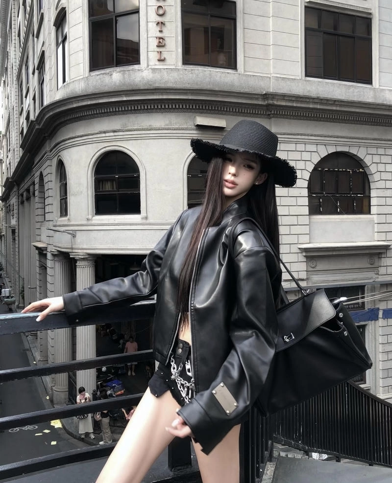 Outfit đơn giản nhưng toát lên vibe bad girl mạnh mẽ