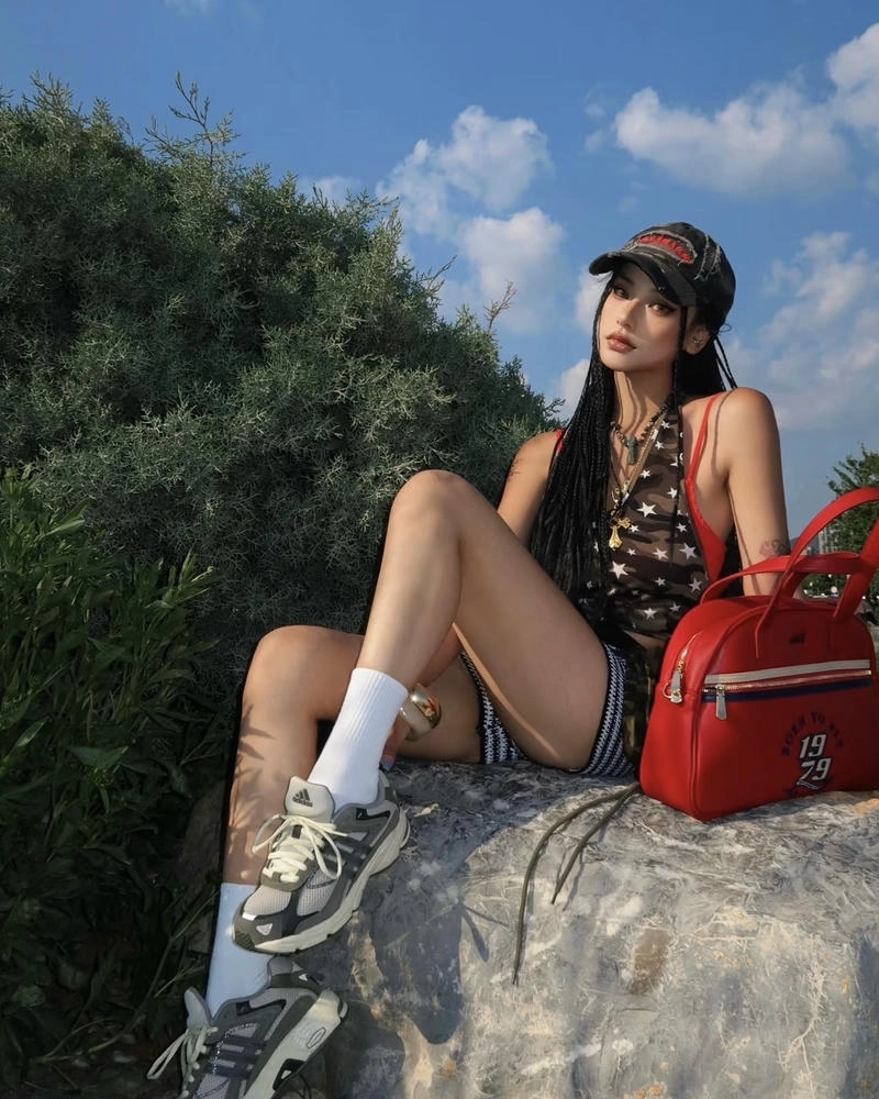 Phong cách cá tính nổi bật trong hình gái xinh ngầu