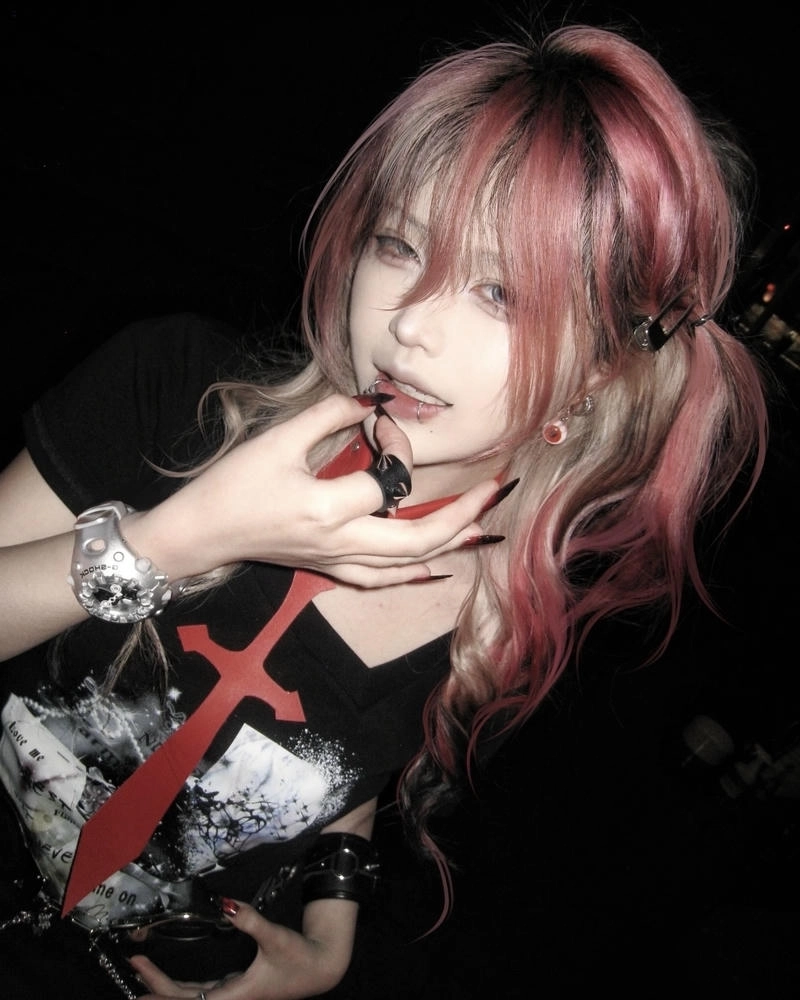 Phong cách cool girl thể hiện rõ qua gái xinh ngầu