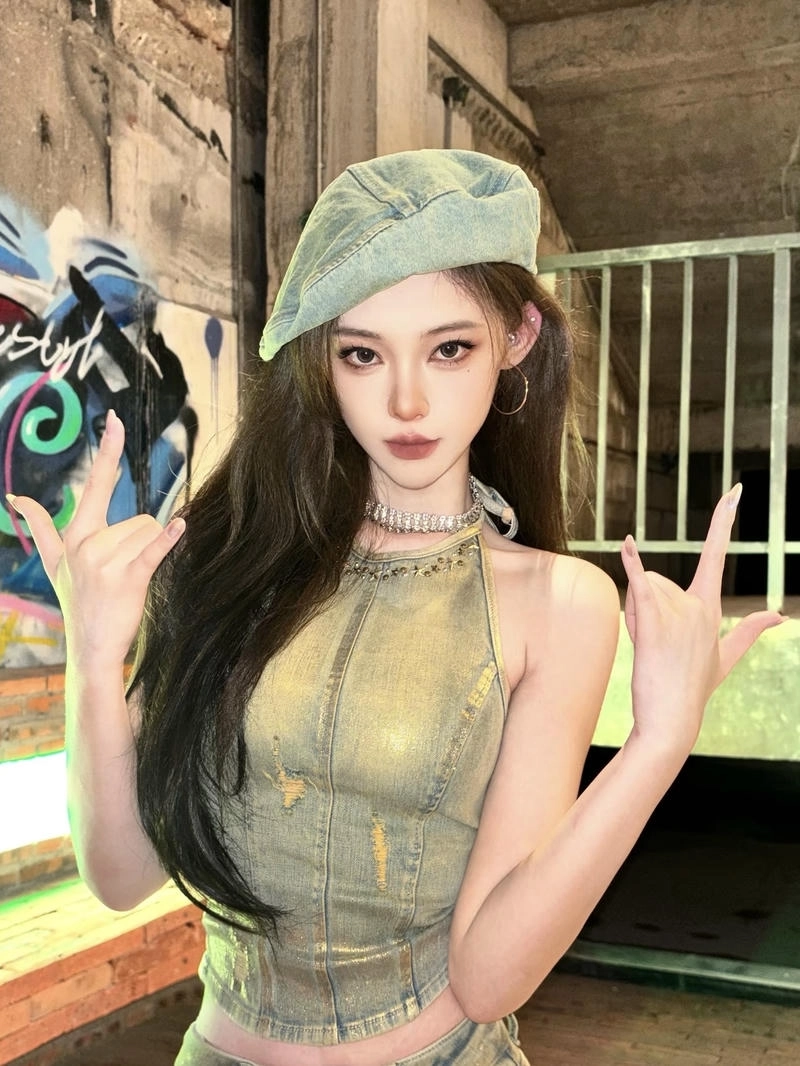 Phong cách mạnh mẽ giúp gái xinh ngầu thêm thu hút