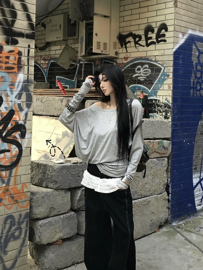 Phong cách nổi loạn nhẹ thể hiện qua gái xinh ngầu