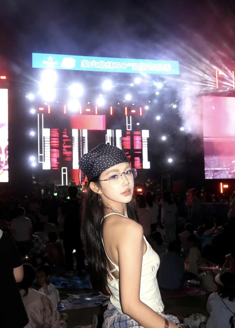 Tạo dáng cool thể hiện rõ phong cách bad girl