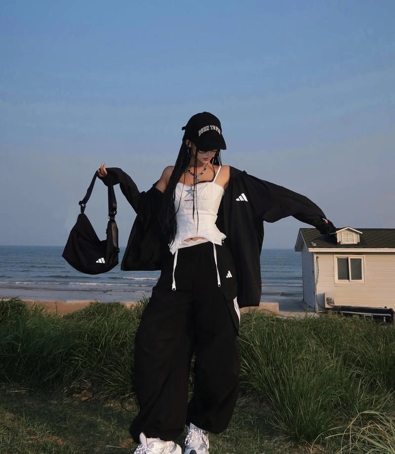 Tạo dáng mạnh mẽ thể hiện thần thái gái xinh ngầu