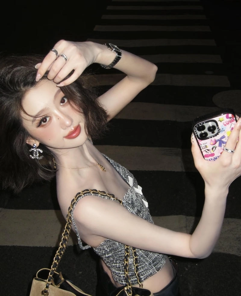 Tạo hình nổi bật mang hơi hướng bad girl hiện đại