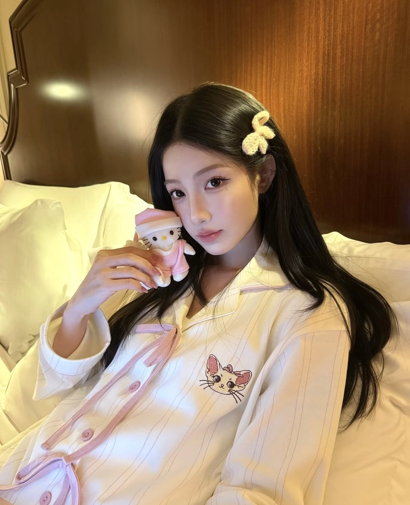 Thiếu nữ mặc đồ ngủ đơn giản nhưng rất cuốn hút