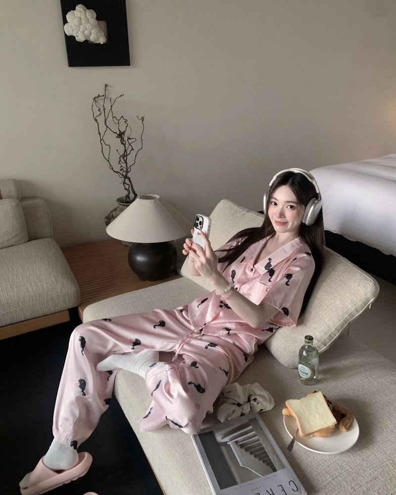 Thiếu nữ mặc đồ ngủ tạo cảm giác gần gũi tự nhiên