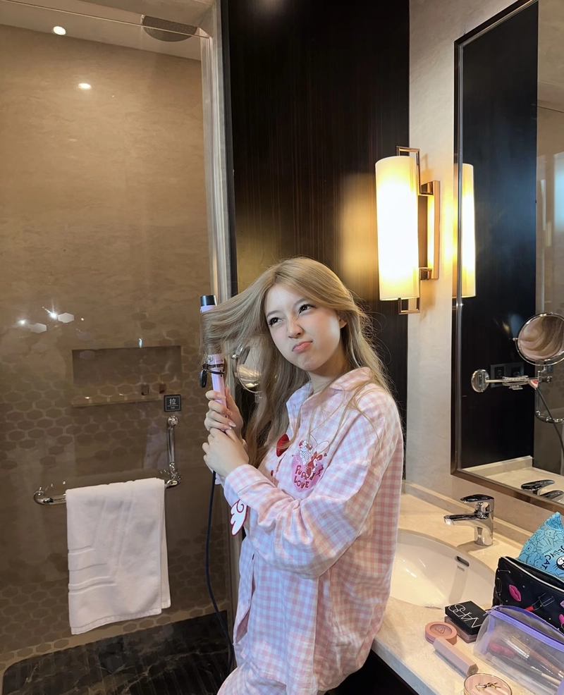 Thiếu nữ mặc pijama dễ thương trong phòng riêng