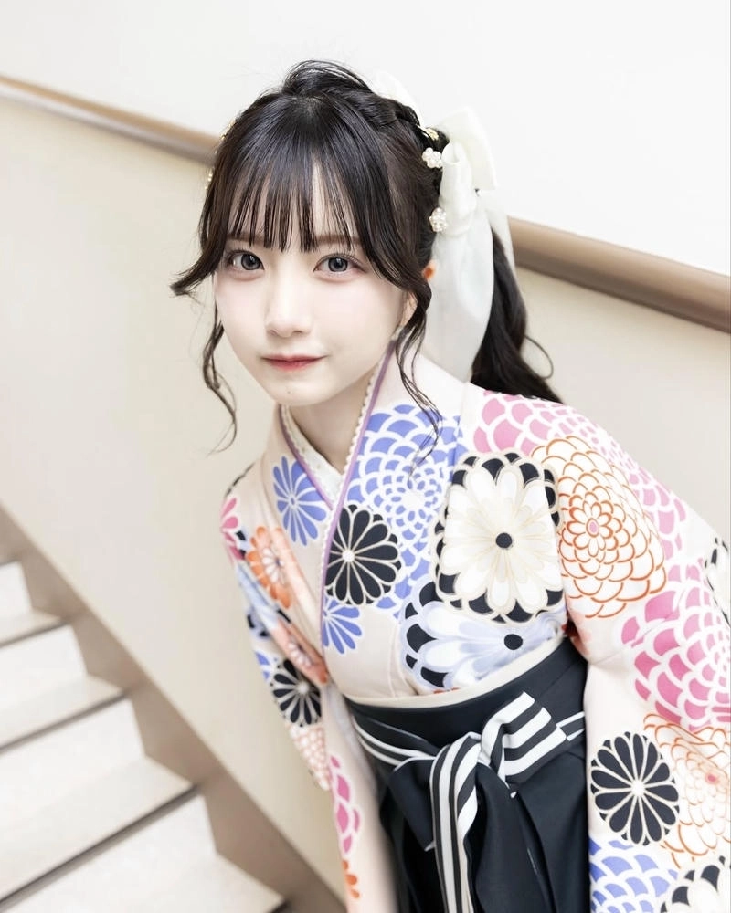 Tư thế nhẹ nhàng giúp hình gái Nhật mặc kimono nổi bật