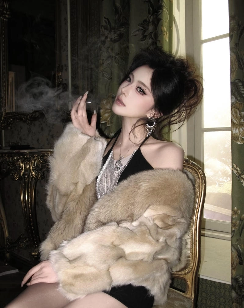 Tỷ tỷ pose dáng tự nhiên nhưng vẫn mang vibe bad girl