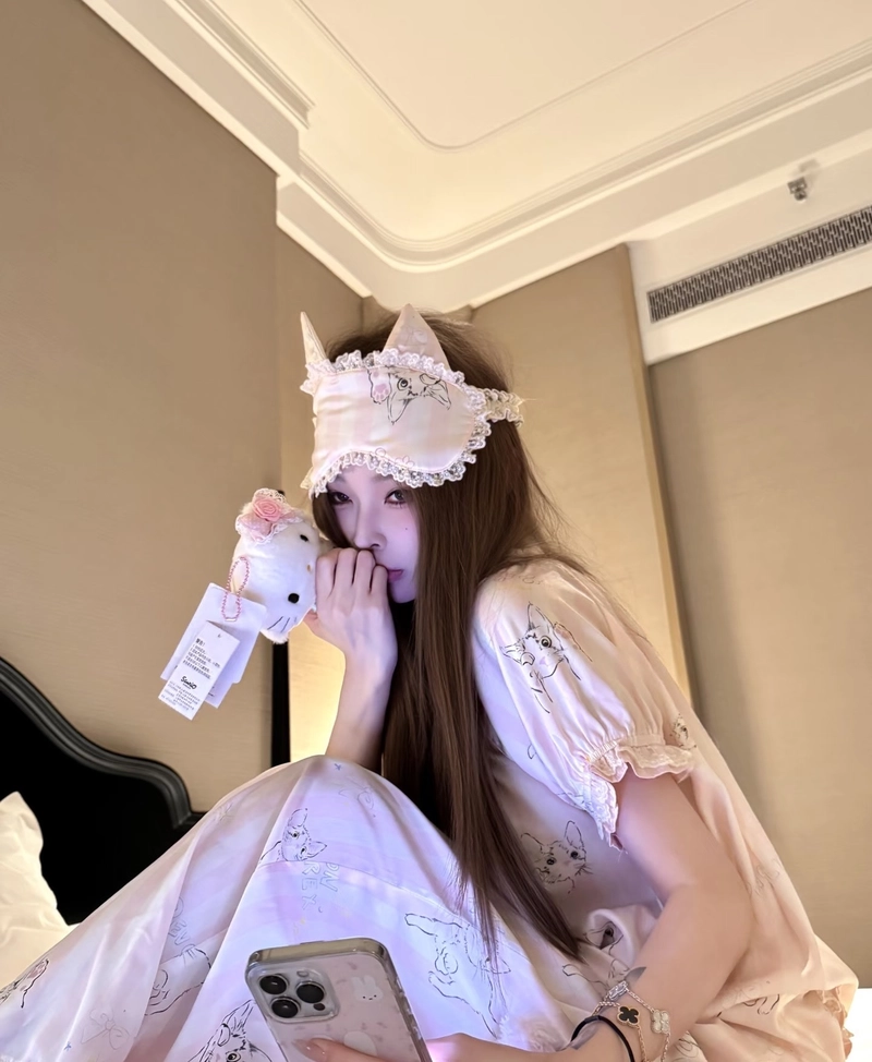 Vẻ đẹp tinh khôi trong ảnh gái xinh mặc đồ ngủ