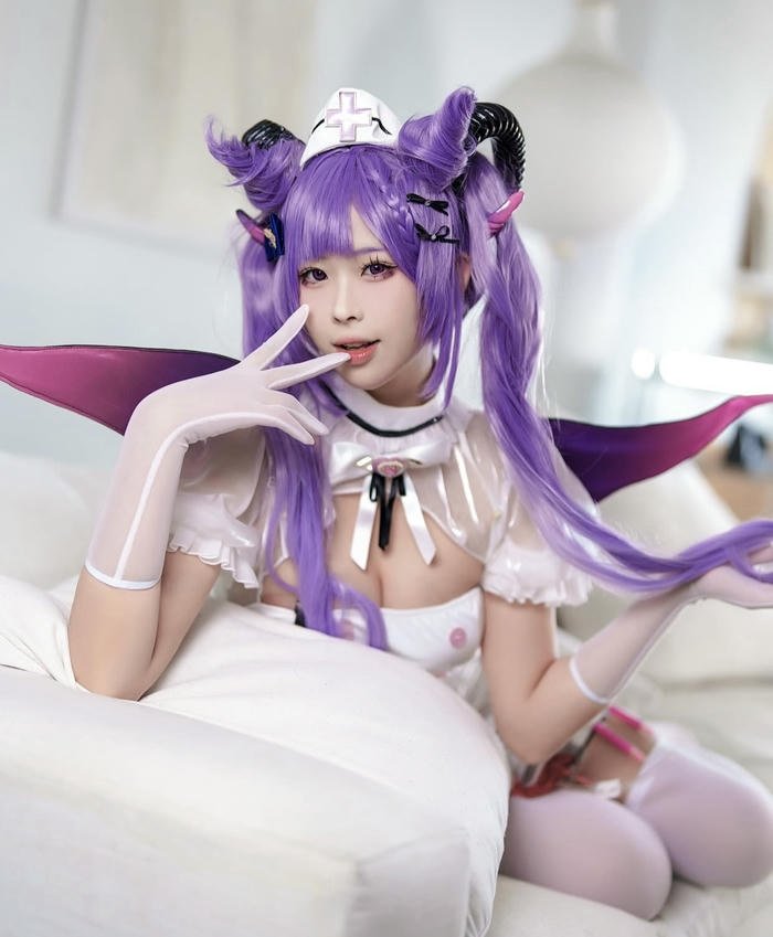Y tá cosplay ánh nhìn mê hoặc