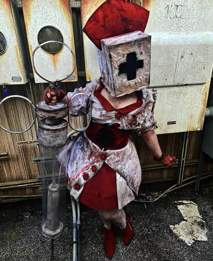 Y tá kinh dị cosplay giấu mặt