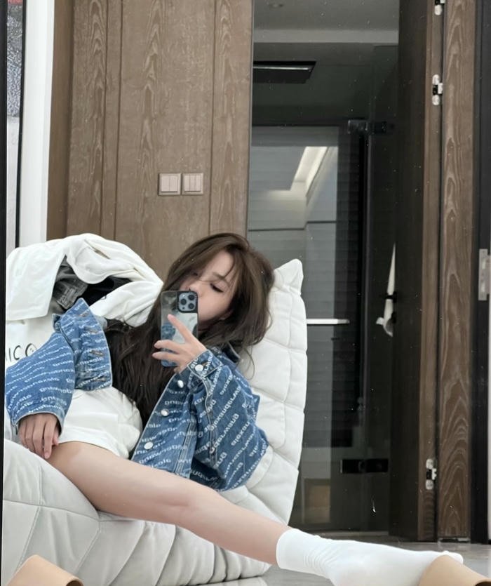 ảnh chân gái phong cách hiện đại