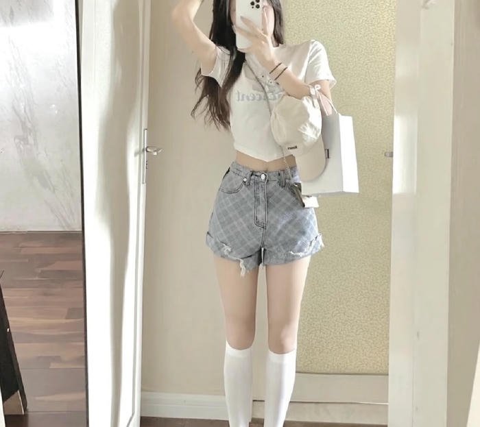 ảnh chân gái phong cách thời trang