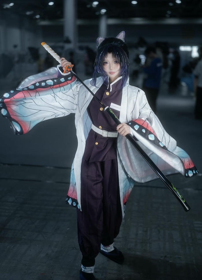 ảnh cosplay shinobu quần tối màu