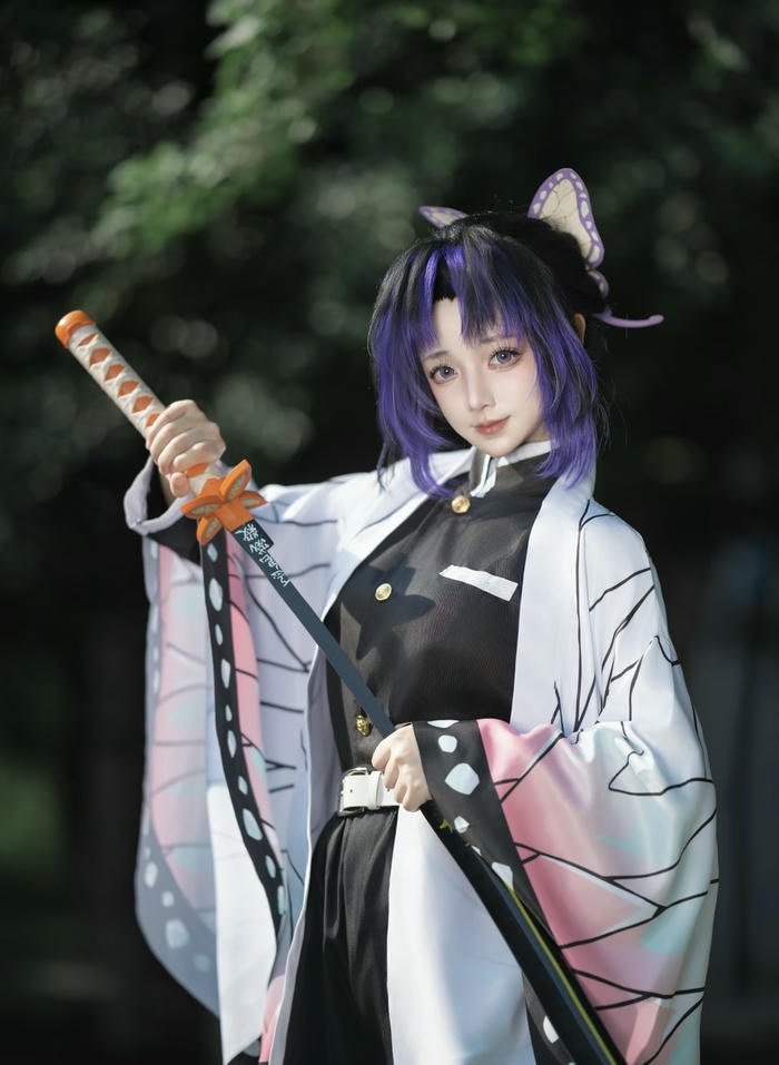 ảnh cosplay shinobu trang phục tím trắng