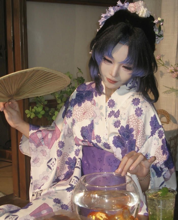 ảnh cosplay shinobu y phục đặc trưng