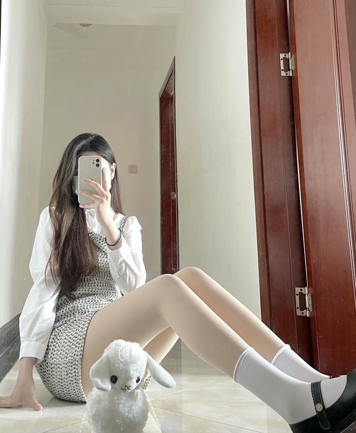 ảnh đùi gái xinh trắng mịn