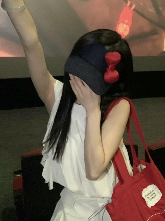 ảnh gái Trung Quốc che mặt ánh đèn