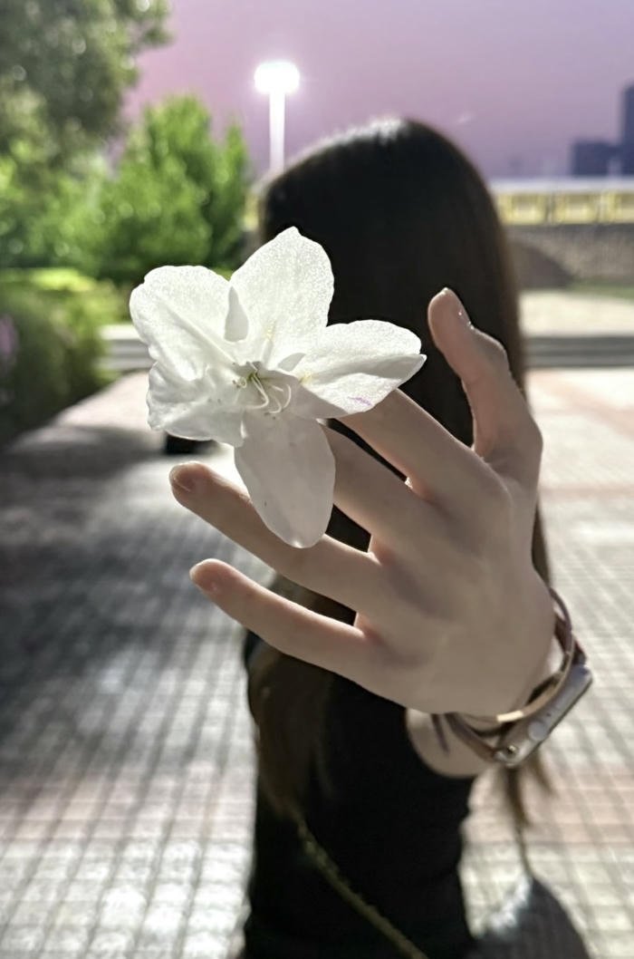 ảnh gái Trung Quốc che mặt bằng hoa