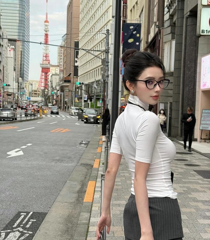 ảnh gái đeo kính cận có mũi cao thanh thoát