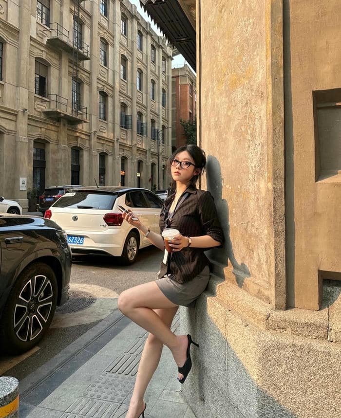 ảnh gái đeo kính phối đồ cá tính ngoài phố