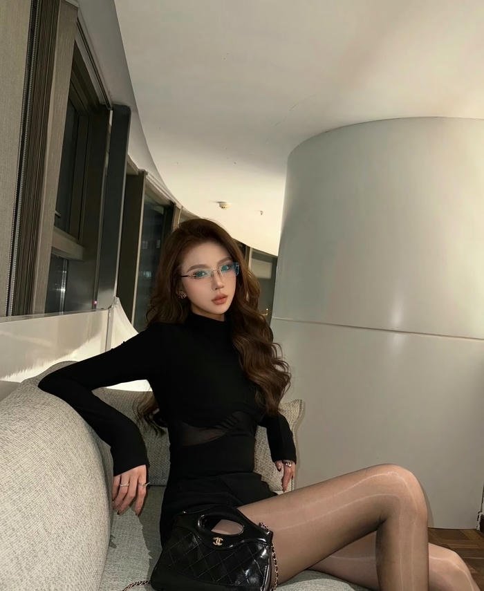 ảnh gái đẹp đeo kính tối giản thu hút