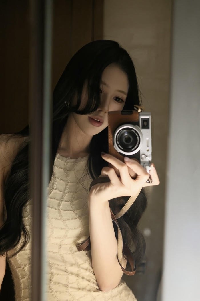 ảnh gái xinh chụp gương tóc xoăn