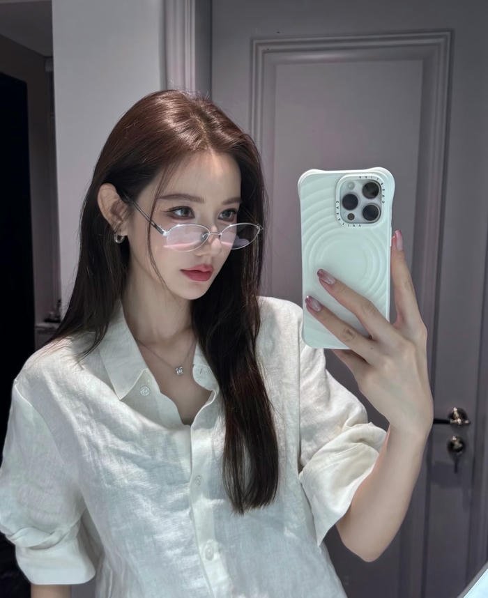 ảnh gái xinh đeo kính cực kỳ thu hút