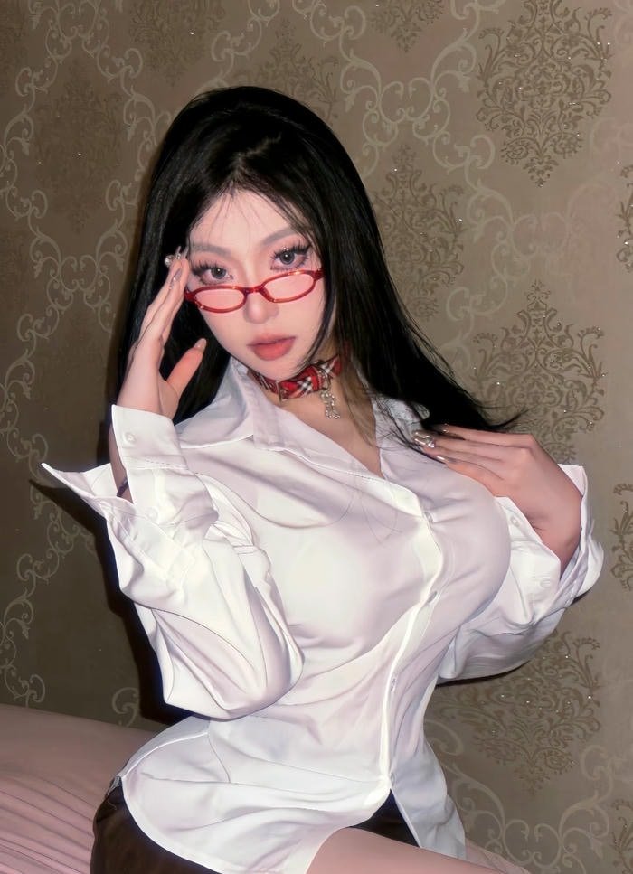 ảnh gái xinh đeo kính khoe làn da trắng