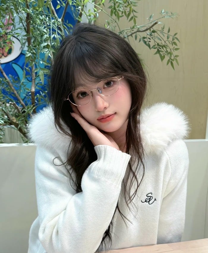 ảnh gái xinh đeo kính tay chống cằm duyên dáng