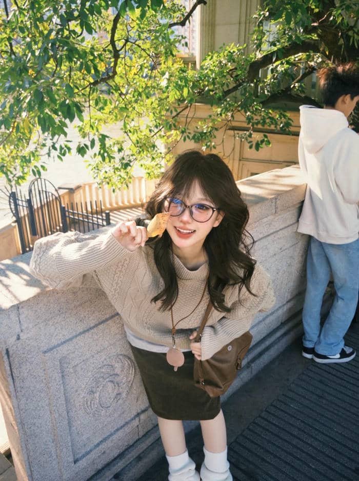 ảnh gái xinh đeo kính trong trẻo