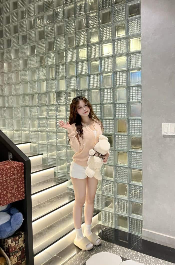 ảnh gái xinh diện quần short trắng
