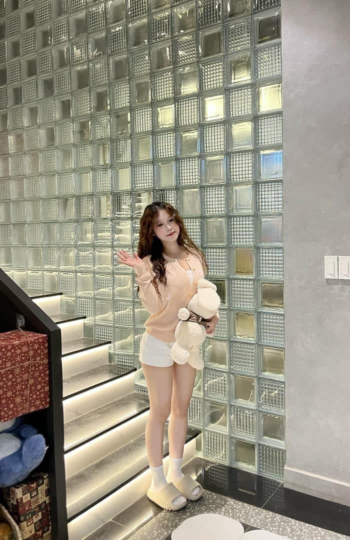 ảnh gái xinh diện quần short trắng