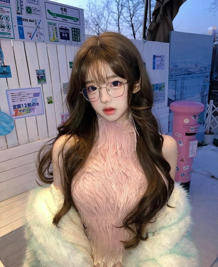 ảnh gái xinh kính trong suốt