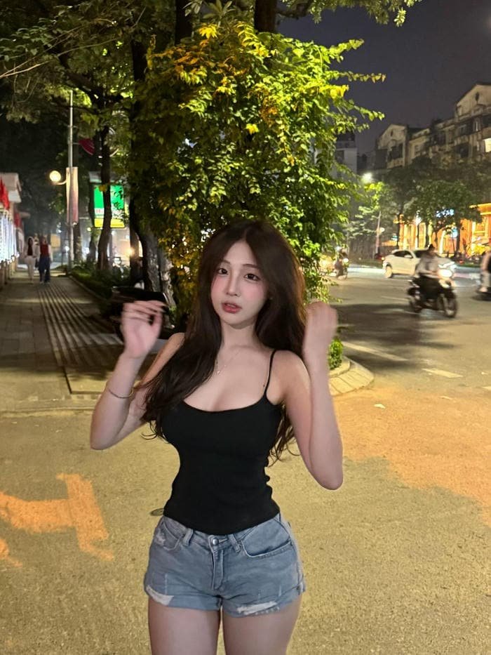 ảnh gái xinh quần ngắn tóc xoăn