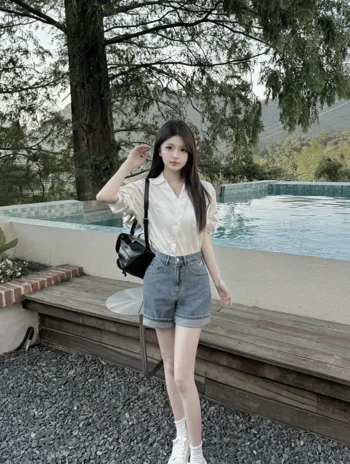 ảnh gái xinh quần short ánh nắng