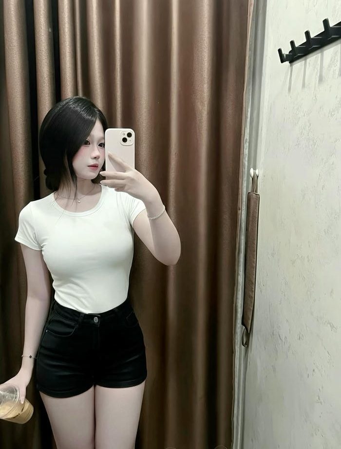 ảnh gái xinh quần short áo croptop