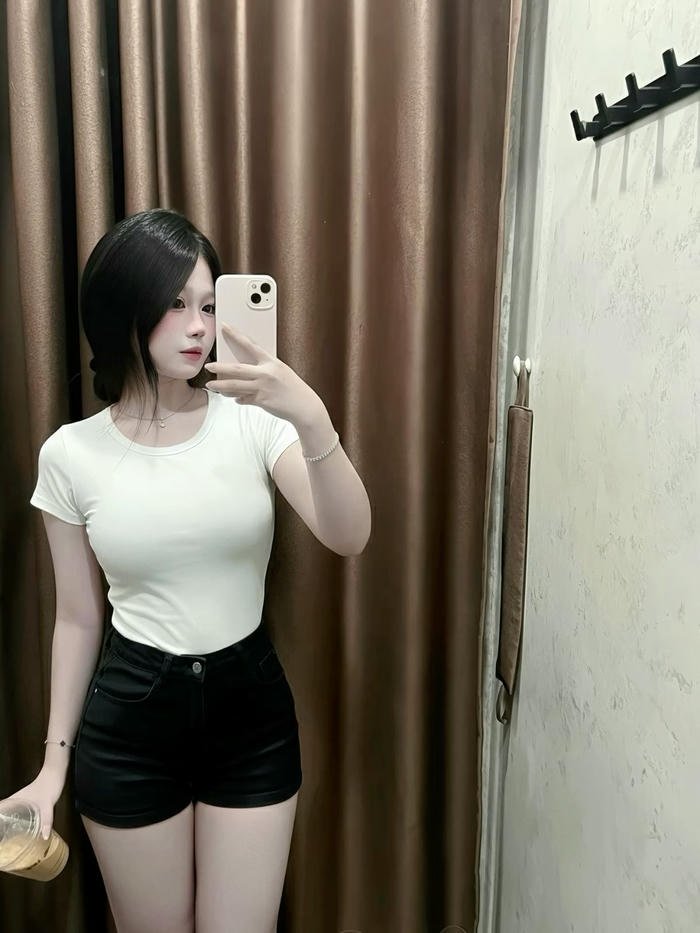 ảnh gái xinh quần short áo croptop