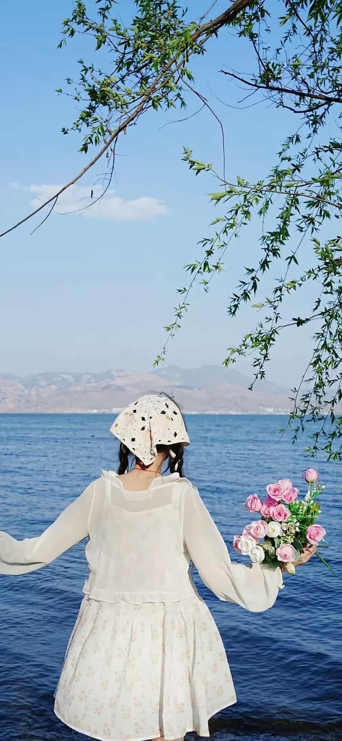 ảnh nền cô gái quay lưng đứng trước biển